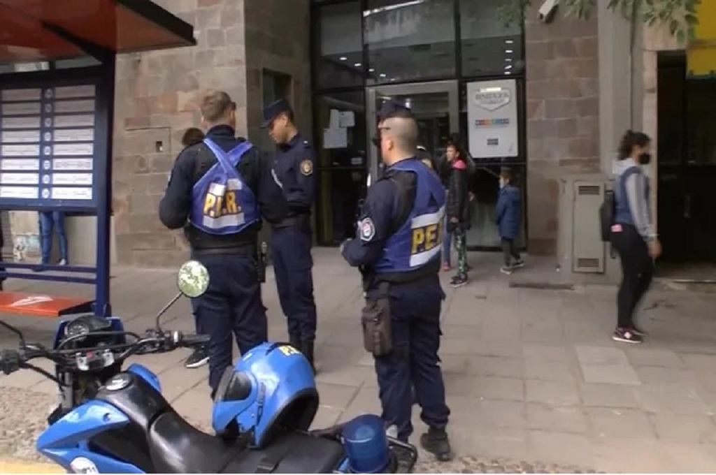 Peritarán teléfonos y computadoras en la causa que investiga el cobro con tarjetas de planes sociales