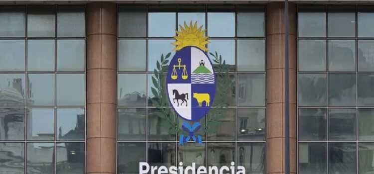 El gobierno autorizó el pase a comisión de 5 funcionarios para ser asistentes del expresidente Luis Lacalle Pou