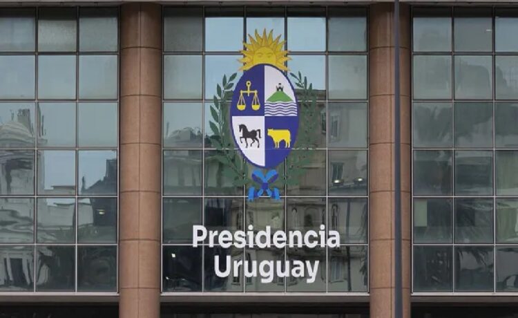 El gobierno autorizó el pase a comisión de 5 funcionarios para ser asistentes del expresidente Luis Lacalle Pou