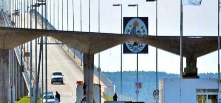 Investigan a un funcionario de Migraciones por haber instalado una cámara en un baño público del puente internacional