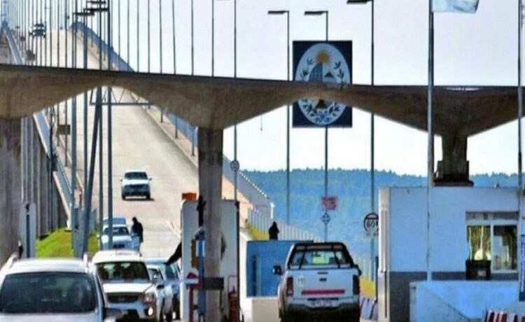 Investigan a un funcionario de Migraciones por haber instalado una cámara en un baño público del puente internacional