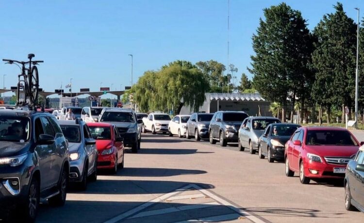 Crece la preocupación en la Costa del Uruguay: Masiva salida de argentinos al exterior