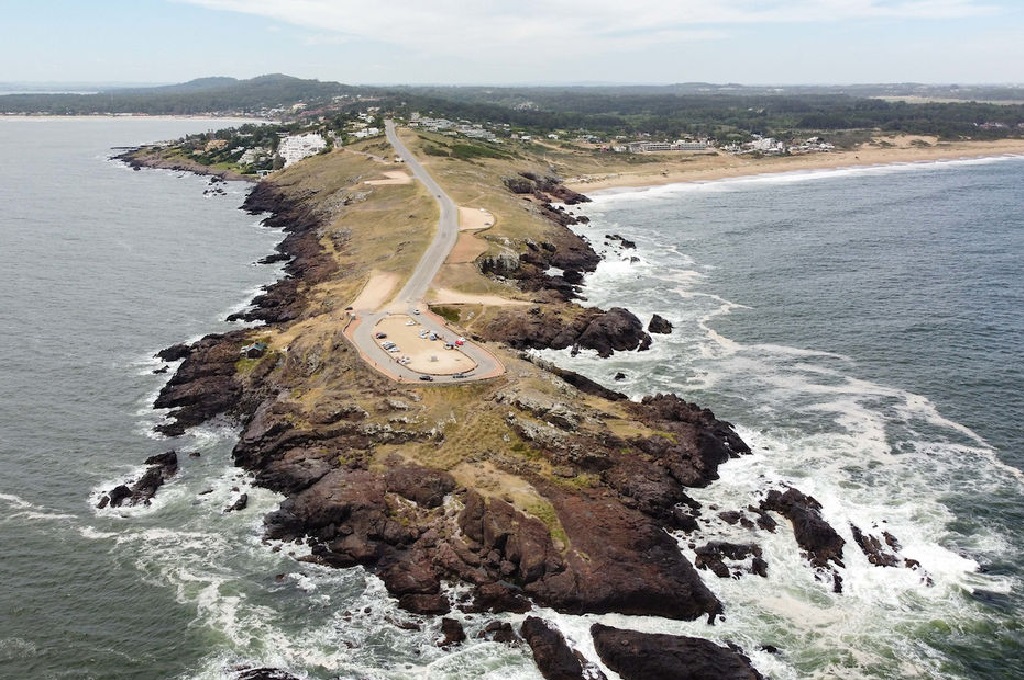 Pretenden construir 29 edificios en Punta Ballena con “alto” riesgo para la biodiversidad