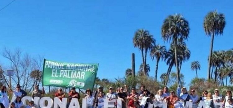 Frigerio entró en helicóptero al Palmar y evitó cruzarse a docentes y su reclamo