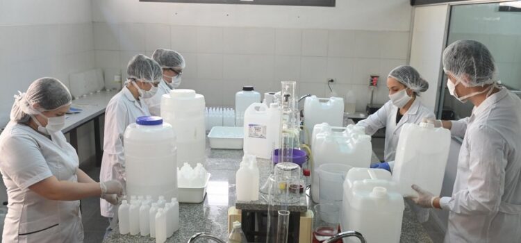 Davico visitó el laboratorio donde se elaboran repelente para reforzar la prevención del dengue