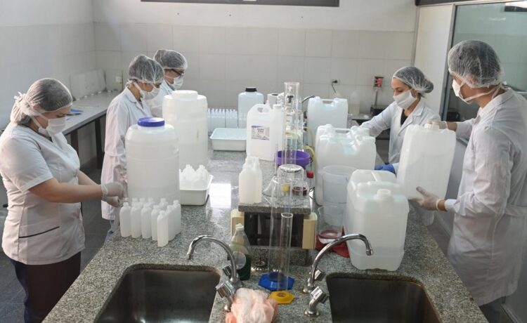 Davico visitó el laboratorio donde se elaboran repelente para reforzar la prevención del dengue