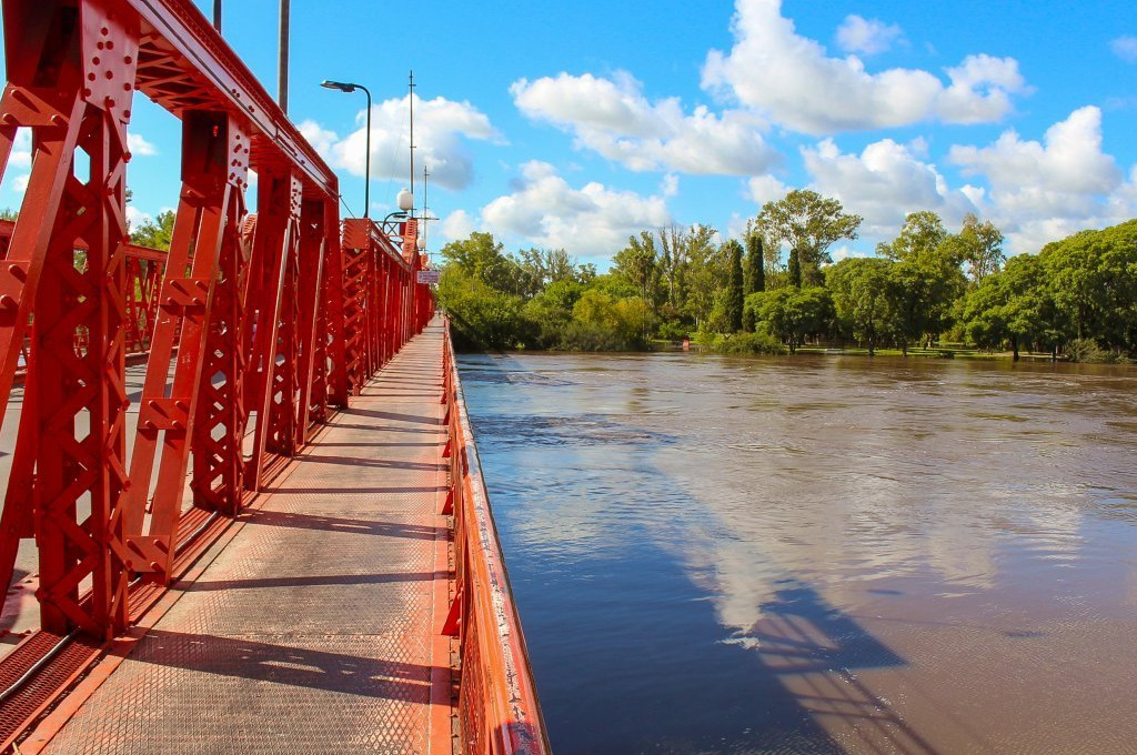 Recogerán muestras de agua en el río Gualeguaychú para medir el impacto ambiental de UPM