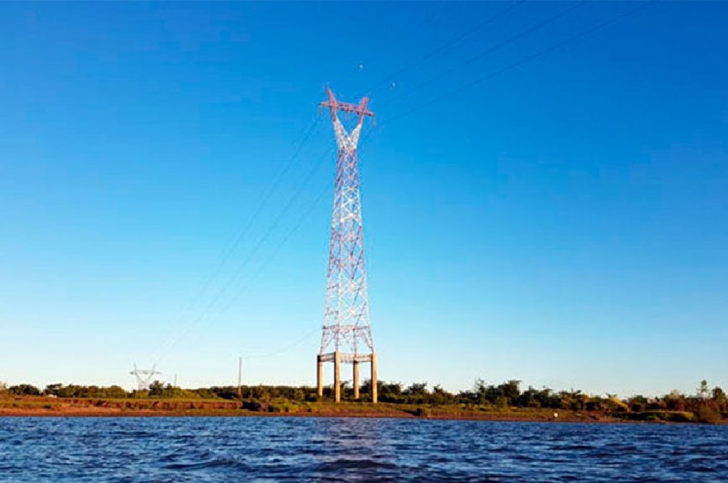 Si CARU lo autoriza, retirarían cables de alta tensión que cruzan el río Uruguay a la altura de Colón