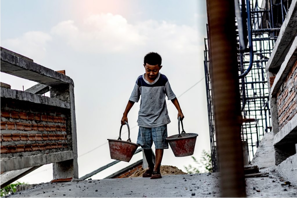 Trabajo infantil: Polémica en Uruguay por un intendente que dijo que es normal y deseable ver a niños trabajar